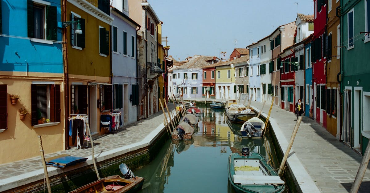 Applying for a UK Settlement Visa from Italy with an expired Permesso di Soggiorno [closed] - Colorful houses along narrow town canal