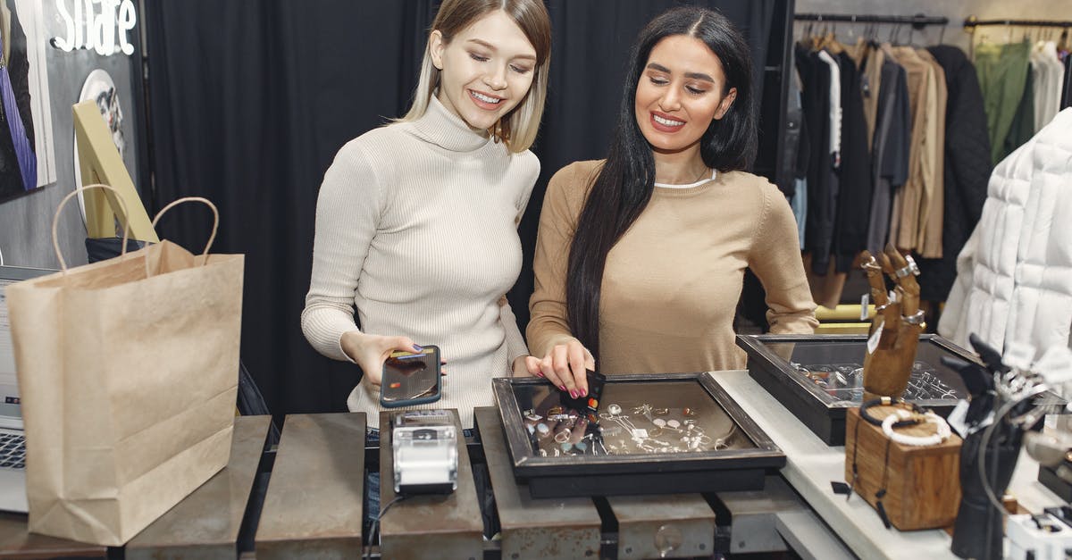 Are international contactless cards / Apple Pay accepted in South Korea? - Girlfriends paying with smartphone for purchases Are international contactless cards / Apple Pay accepted in South Korea? - Girlfriends paying with smartphone for purchases