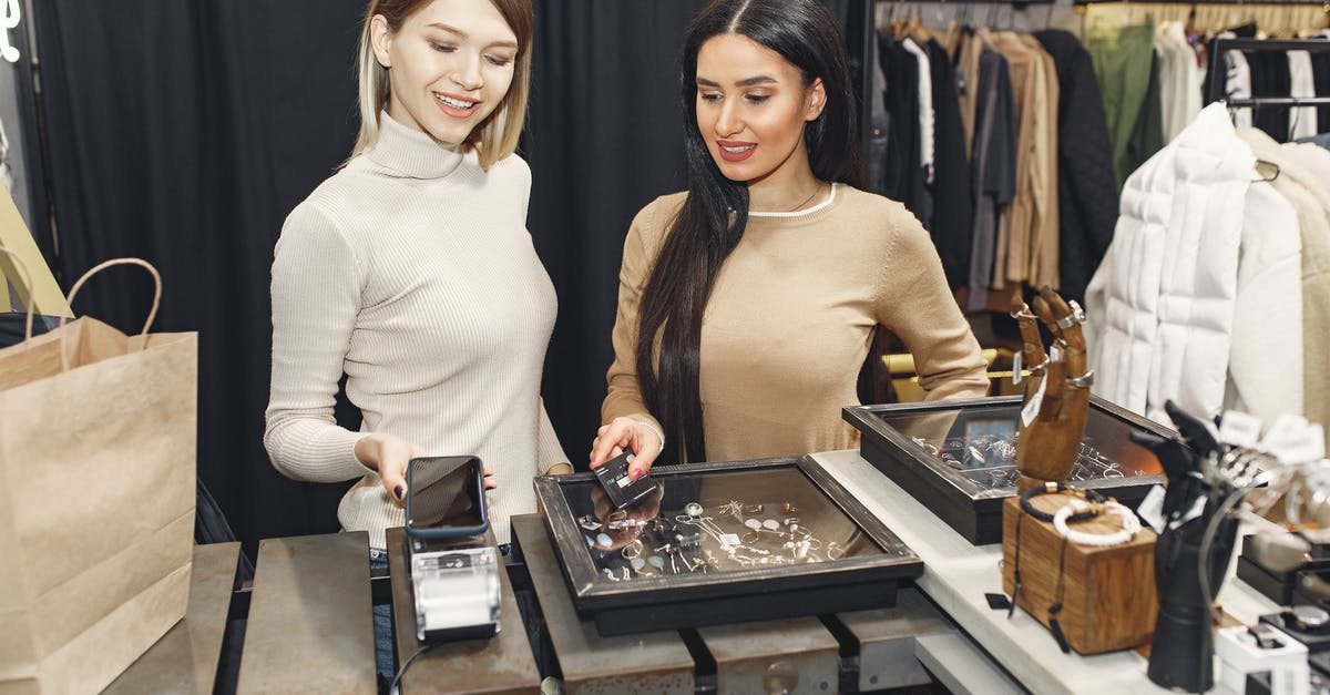 Are international contactless cards / Apple Pay accepted in South Korea? - Women paying for clothes with smartphone Are international contactless cards / Apple Pay accepted in South Korea? - Women paying for clothes with smartphone