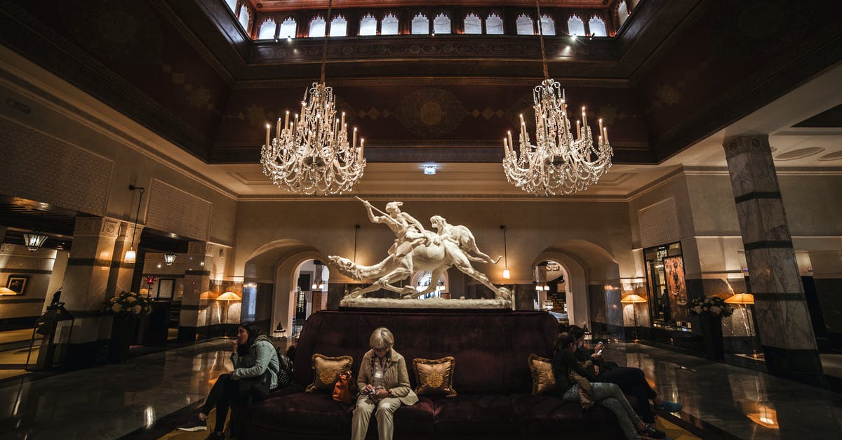 Are luxury hotel rooms in the Sydney area available at a discount during the lockdown? - Spacious lobby interior of luxury hotel Are luxury hotel rooms in the Sydney area available at a discount during the lockdown? - Spacious lobby interior of luxury hotel