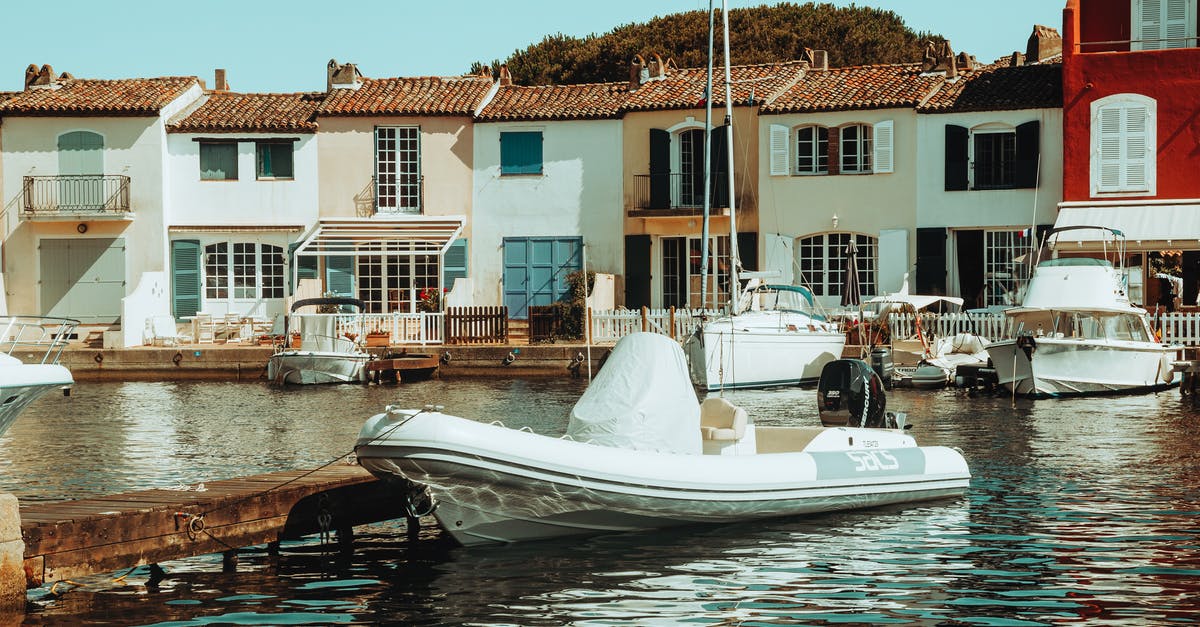 Are there any boats from Île Sainte-Marguerite to Île Saint-Honorat? - Boats in the River Canal of Saint Tropez