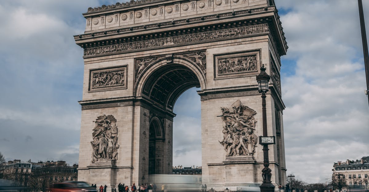 Bus 42 in Paris - Arc De Triomphe Bus 42 in Paris - Arc De Triomphe