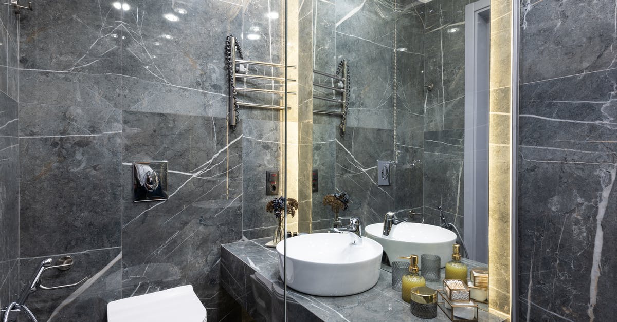 Can I put 3.4oz (100ml) of liquid in a larger bottle, when traveling in the US? - Modern bathroom interior with toiletry products at home Can I put 3.4oz (100ml) of liquid in a larger bottle, when traveling in the US? - Modern bathroom interior with toiletry products at home