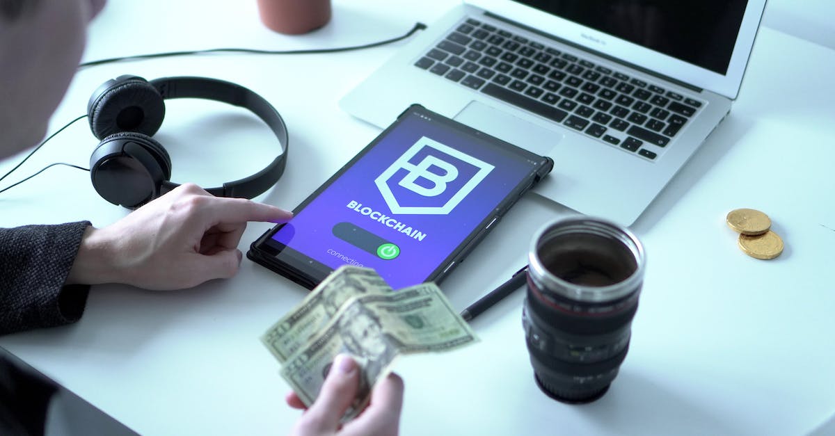 Can it be worthwhile buying connecting flights on LCC like Ryanair, Easyjet, Vueling, or Transavia? - Person Holding 20 Us Dollar Bill