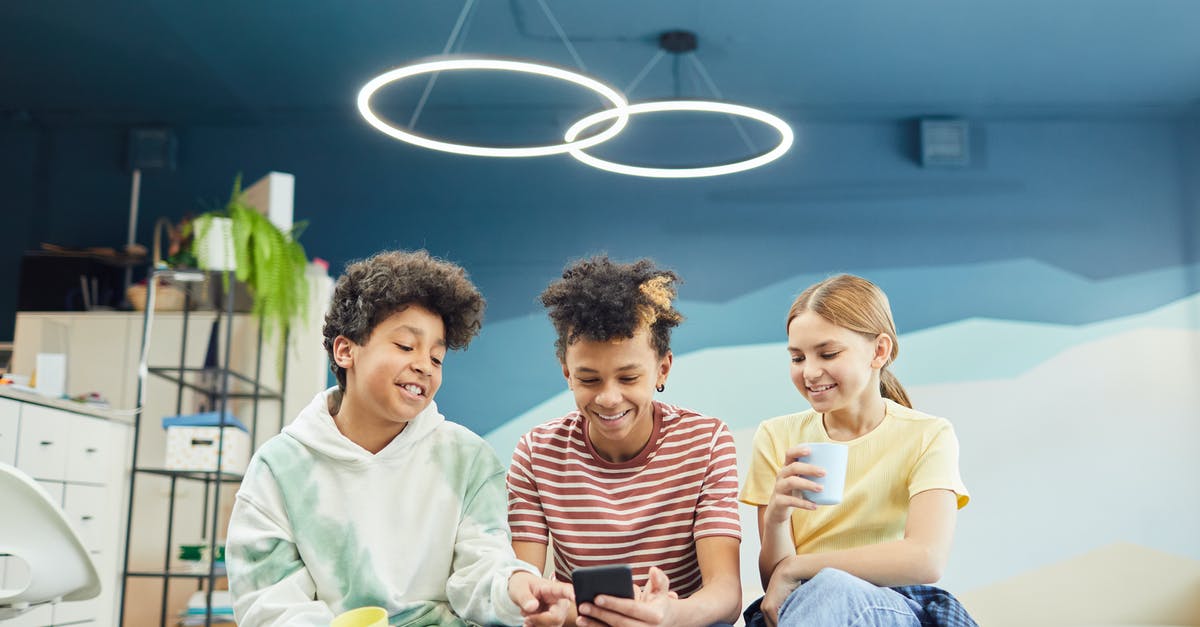 Connection times, how much incentive do airlines have to be realistic? - Cheerful friends having fun together with smartphone Connection times, how much incentive do airlines have to be realistic? - Cheerful friends having fun together with smartphone