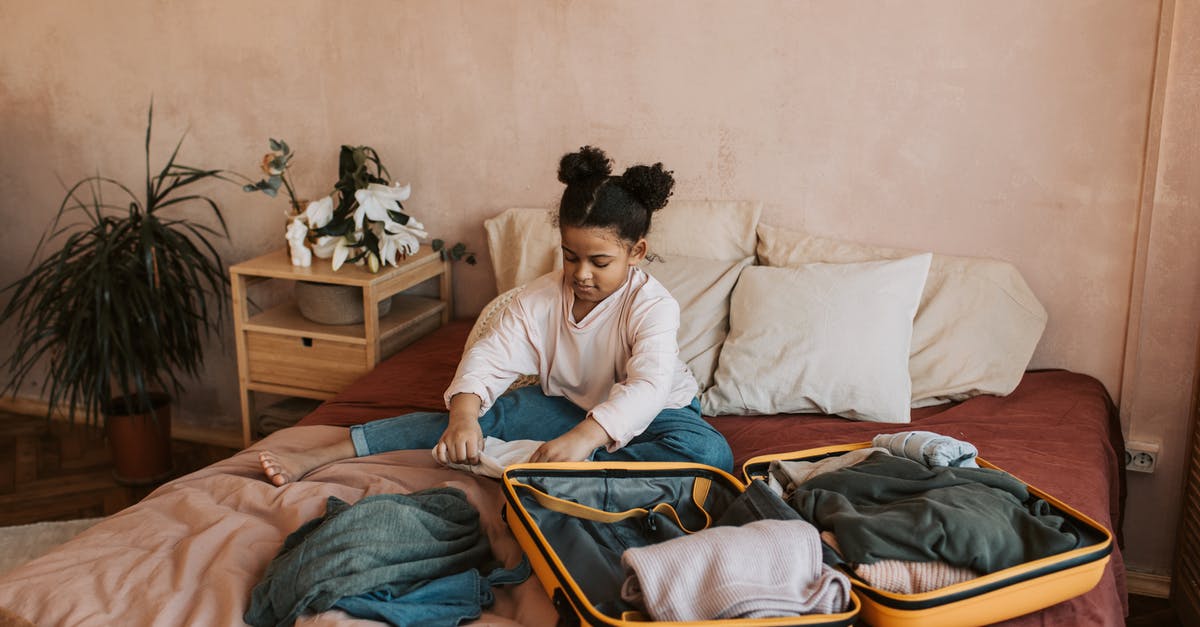 Do I "Need" a luggage lock in the US? - Man in White Dress Shirt Sitting on Bed Do I "Need" a luggage lock in the US? - Man in White Dress Shirt Sitting on Bed