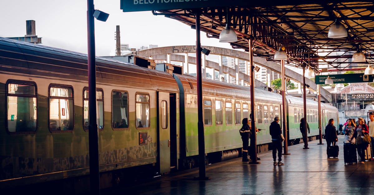 Do I really have to print my ÖBB ticket for international travel on ÖBB trains? - Passengers next to train on platform in daytime