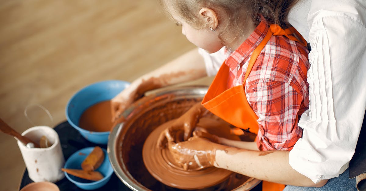Do we have to expect a queue for the shuttle from Watford Junction to Harry Potter Studio? - Crop mother and daughter making pot in pottery