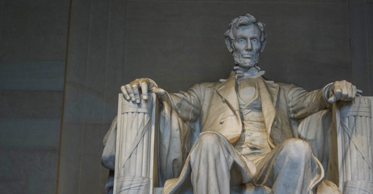 Does the 2018-2019 US government shutdown affect travelling to and from the US? - Aged marble statue of president in memorial