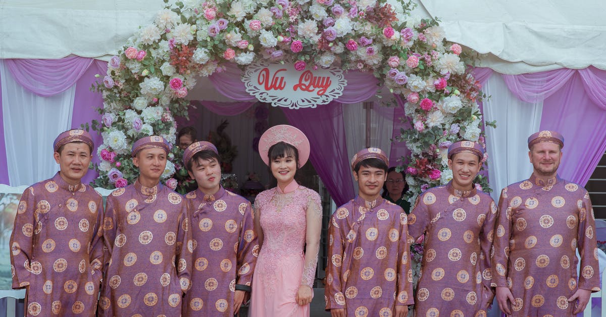 Dos and don'ts at a Vietnamese wedding - Photography of People Wearing Traditional Clothes Dos and don'ts at a Vietnamese wedding - Photography of People Wearing Traditional Clothes