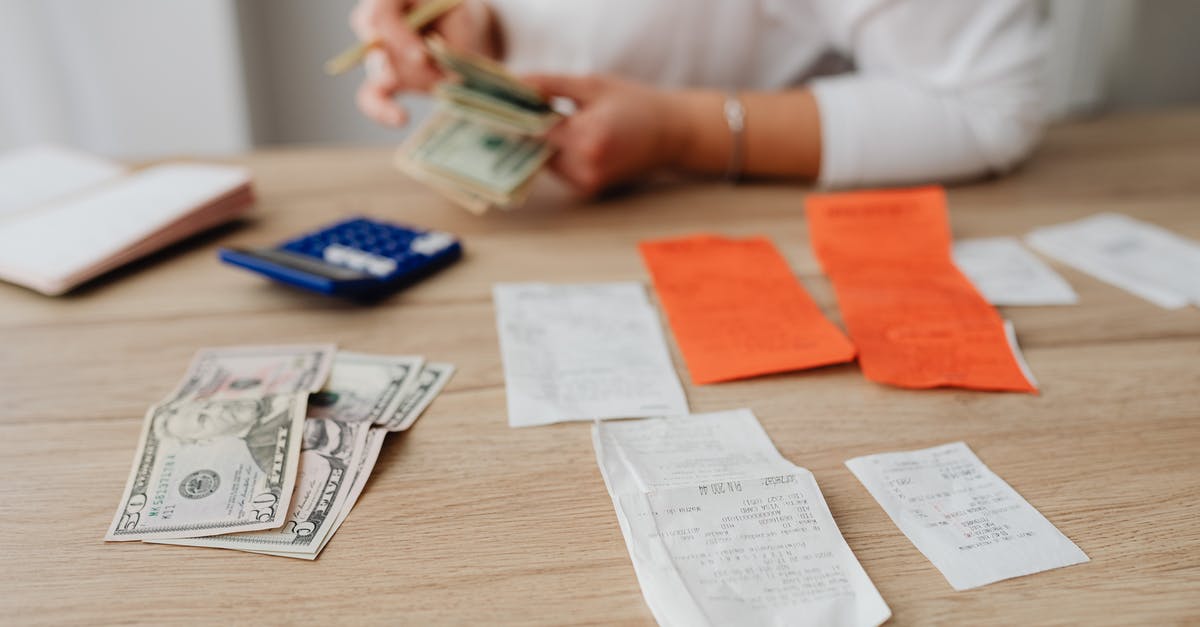 Entrance fee for Zion National Park: Paying for a car vs. paying per person - Person Paying Bills Entrance fee for Zion National Park: Paying for a car vs. paying per person - Person Paying Bills