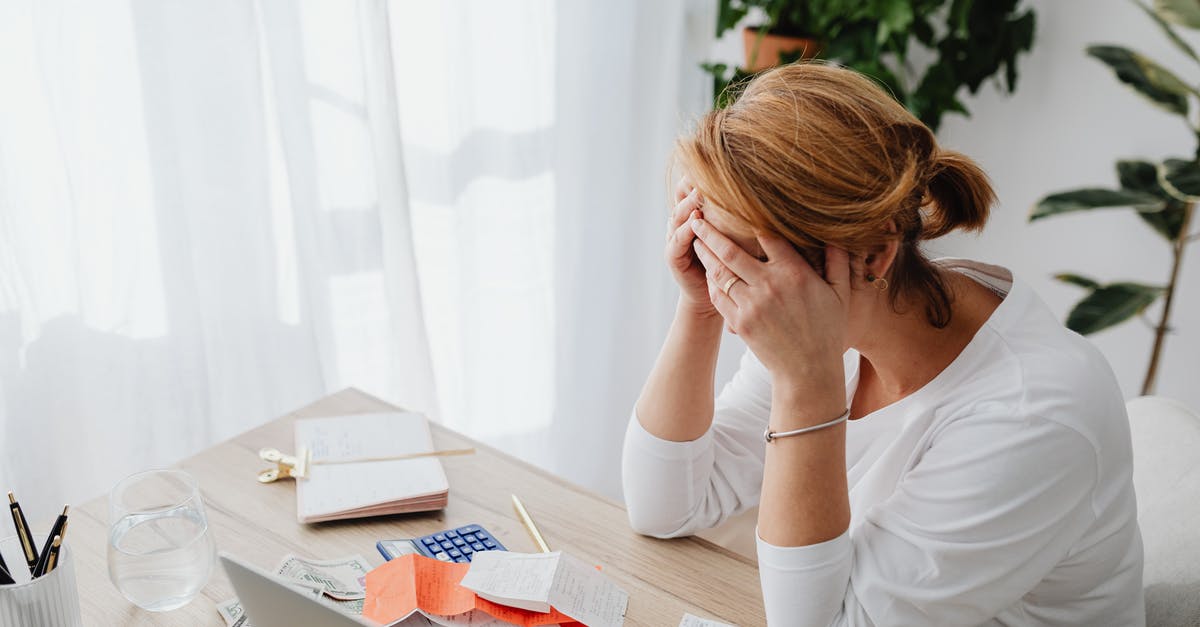 ESTA approved, but could there be problems entering the USA? - Woman and Receipts on Desk ESTA approved, but could there be problems entering the USA? - Woman and Receipts on Desk