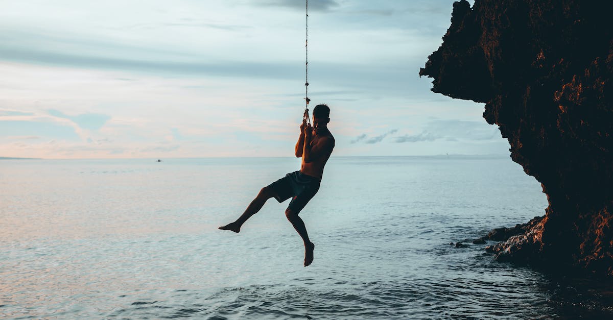 Extreme rope swinging - is this offered commercially at the location shown in 'World's Largest Rope Swing' video? - Man swinging on rope over sea Extreme rope swinging - is this offered commercially at the location shown in 'World's Largest Rope Swing' video? - Man swinging on rope over sea