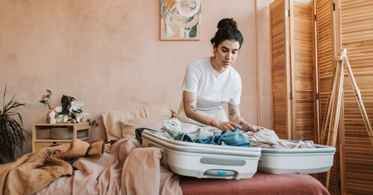 How bad is baggage theft at Johannesburg airport? - Pretty Woman Packing Her Clothes How bad is baggage theft at Johannesburg airport? - Pretty Woman Packing Her Clothes