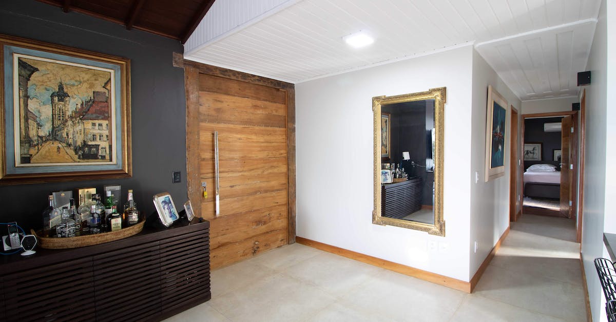 How can I find short-term private room accommodations in London? - Alcohol drinks placed on shelf at entrance of modern apartment How can I find short-term private room accommodations in London? - Alcohol drinks placed on shelf at entrance of modern apartment