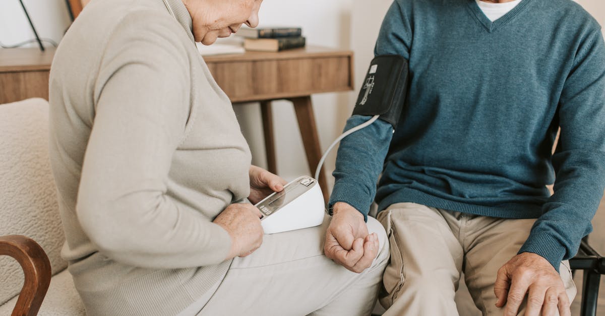 How do EU citizens claim healthcare bills in the Netherlands with the EHIC? - Elderly Woman Checking the Blood Pressure of an Elderly Man How do EU citizens claim healthcare bills in the Netherlands with the EHIC? - Elderly Woman Checking the Blood Pressure of an Elderly Man