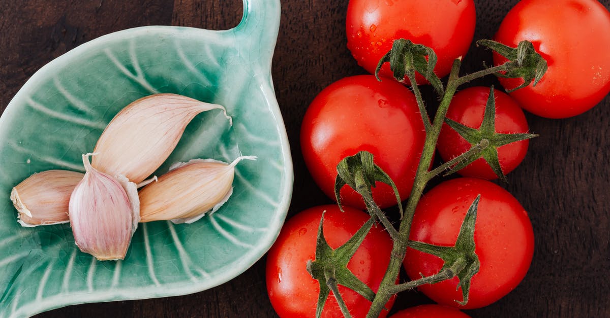 How is the Hawaii agricultural declaration form supposed to work? - Tomatoes and plate of cloves on table How is the Hawaii agricultural declaration form supposed to work? - Tomatoes and plate of cloves on table
