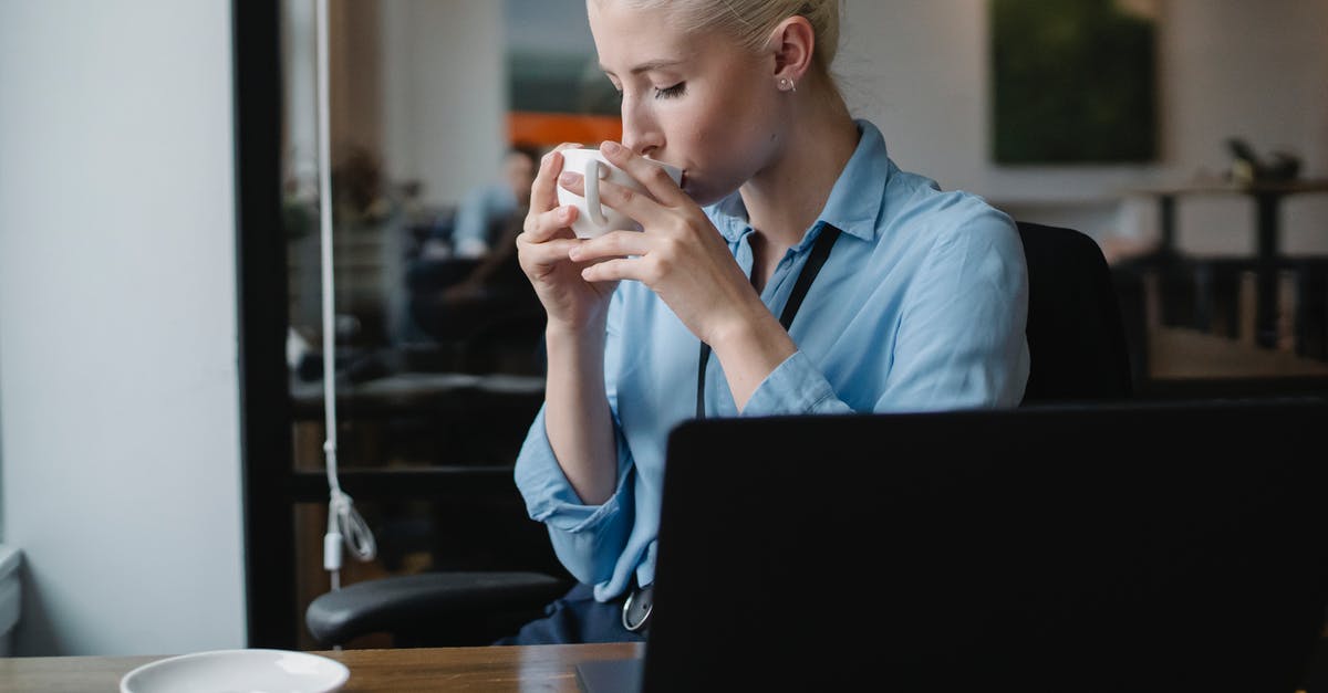 How manageable are <15 min connection times in Frankfurt Hbf? - Female worker drinking coffee at table in office How manageable are <15 min connection times in Frankfurt Hbf? - Female worker drinking coffee at table in office