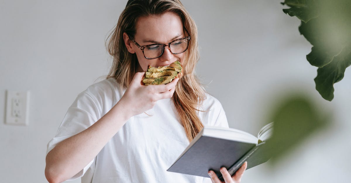 How much to tip for a free meal in Mexico? - Young woman with book and toast How much to tip for a free meal in Mexico? - Young woman with book and toast