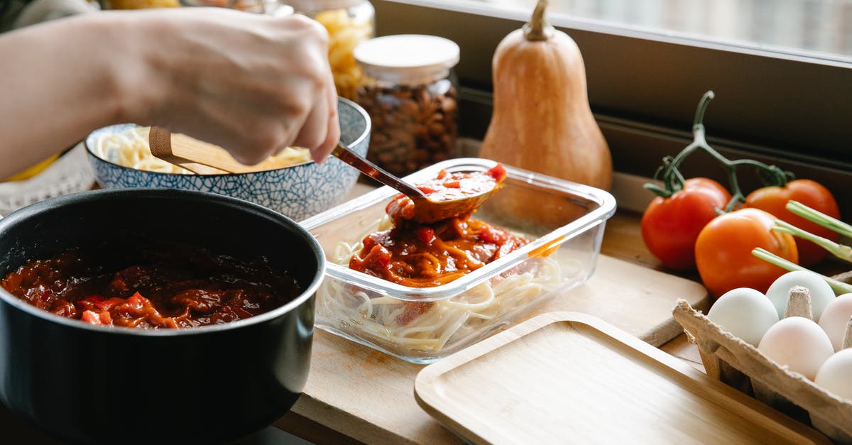 How to know if a meal was cooked with or contains alcohol? - Crop chef pouring bolognese on spaghetti How to know if a meal was cooked with or contains alcohol? - Crop chef pouring bolognese on spaghetti