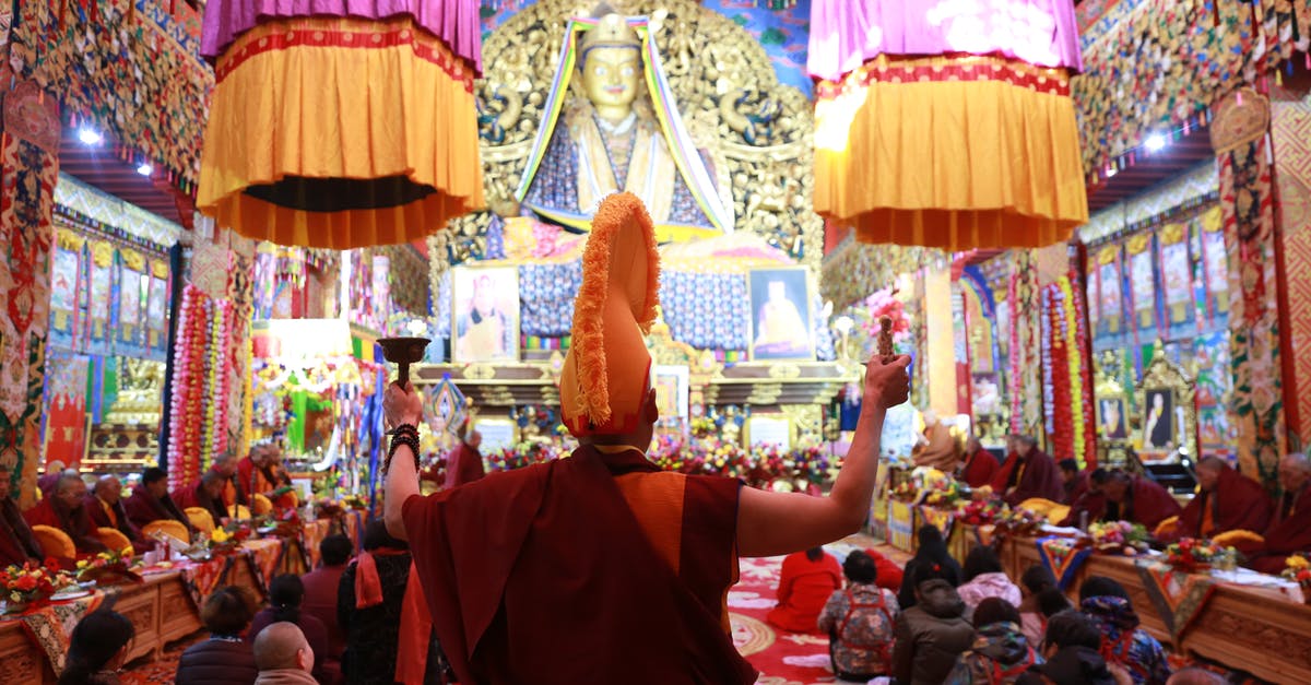How to politely ask people from East Asia to give way? [closed] - Buddhist monarch in temple with people