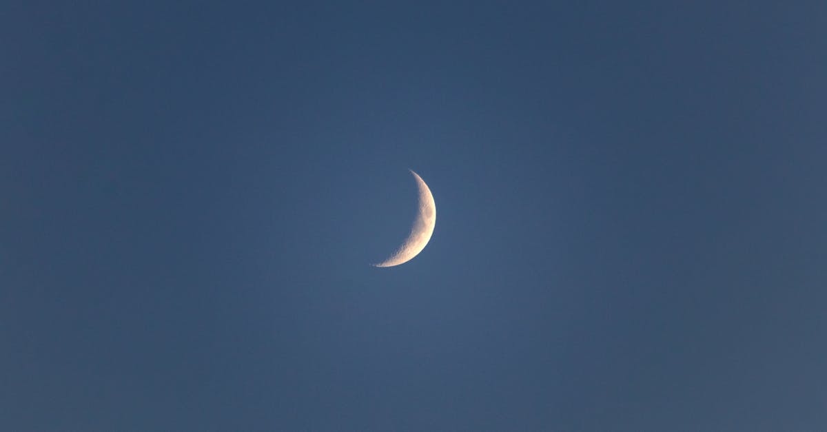 How to reach Reykjavík-Keflavík airport late in the evening from the Blue Lagoon? - Bright narrow white crescent in blue peaceful sky in late dusky calm evening