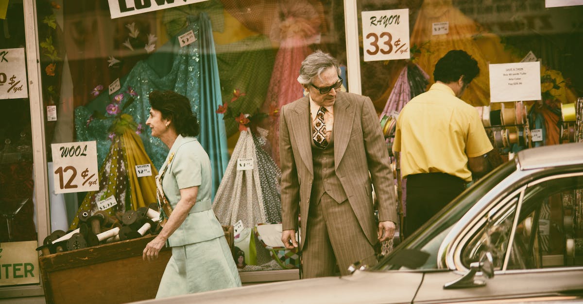 How to successfully haggle / bargain in markets - Man Looking At A Vintage Car How to successfully haggle / bargain in markets - Man Looking At A Vintage Car