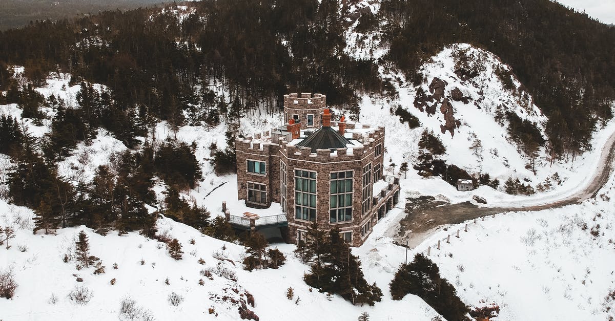 I saw a lakeside castle or hotel from the air, north of Newark. What is it? - Lonely masonry castle in snowy valley I saw a lakeside castle or hotel from the air, north of Newark. What is it? - Lonely masonry castle in snowy valley