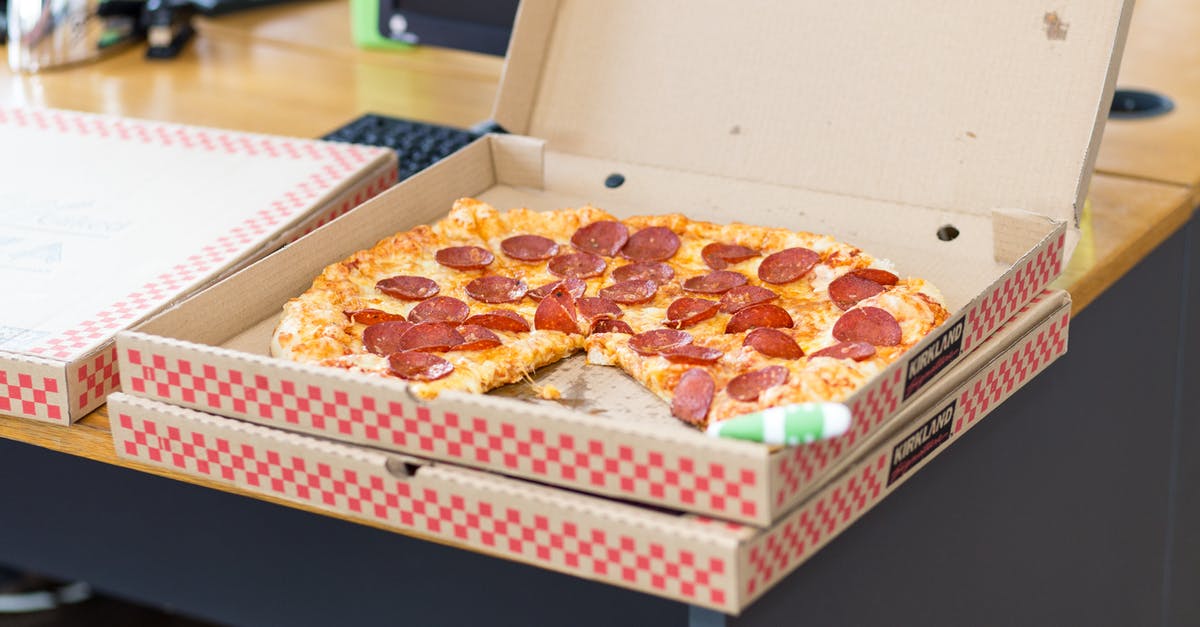 In Argentina, am I expected to tip the delivery guy if the restaurant already charged me a delivery fee? [closed] - Pizza With Box on Table