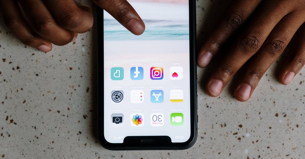 Is a 1 hour connection sufficient from MAD, Norwegian to Delta at LAX? [closed] - Person Using a Smartphone