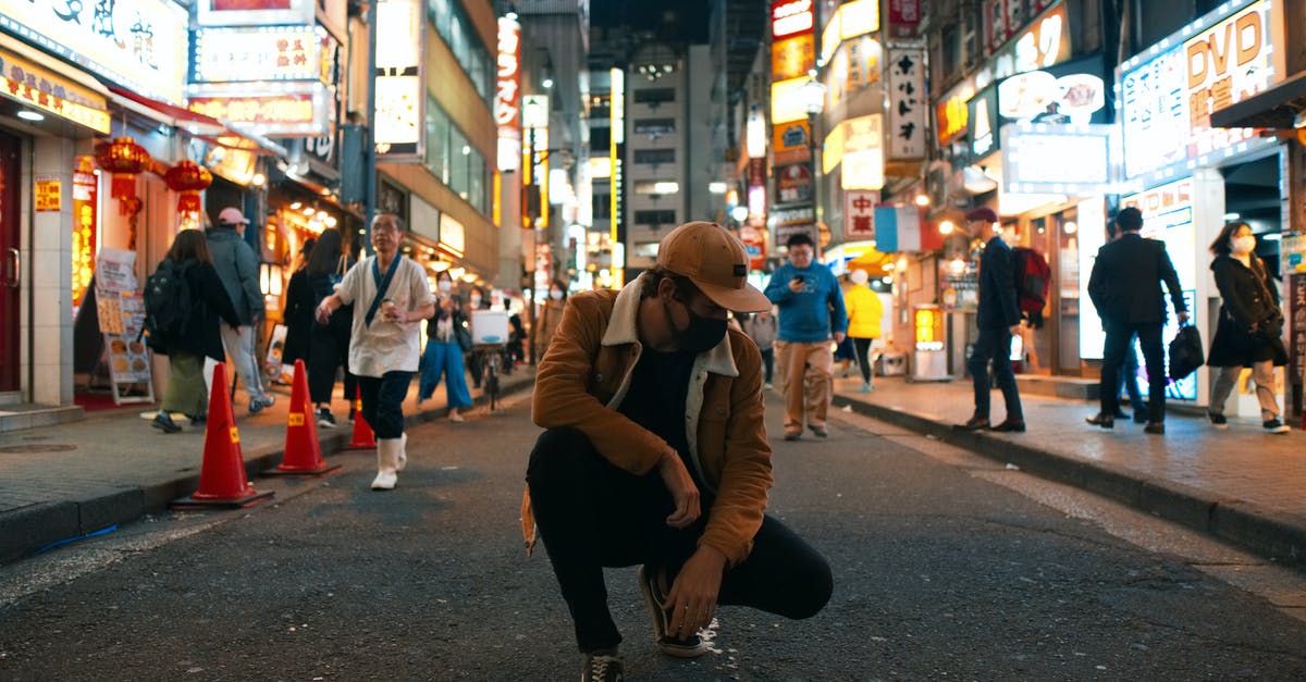 Is blowing your nose in public that badly seen in Japan? - Photo of a Man in the Middle of the Road Is blowing your nose in public that badly seen in Japan? - Photo of a Man in the Middle of the Road