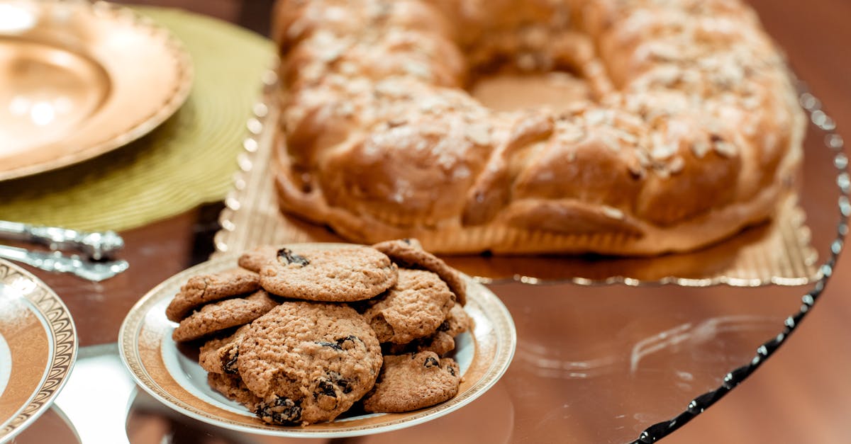 Is it allowed to bring nuts and raisins to Colombia? - Cookies on Plate on Table Is it allowed to bring nuts and raisins to Colombia? - Cookies on Plate on Table