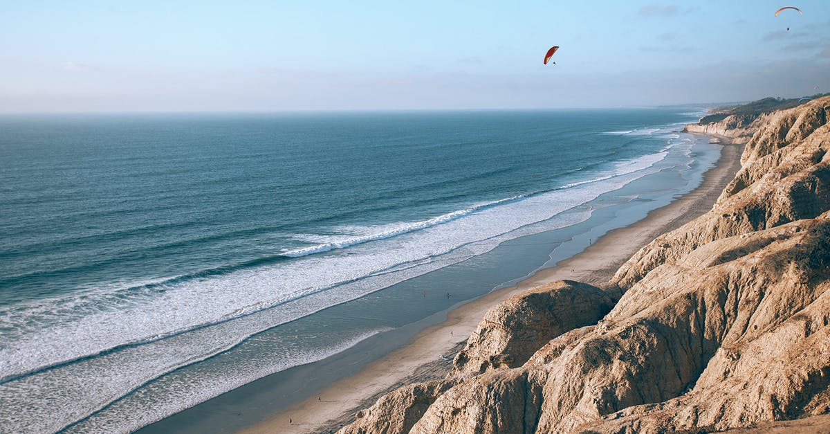 Is it possible to fly near/over Mount Everest? - Ridge against foamy sea under flying paragliders Is it possible to fly near/over Mount Everest? - Ridge against foamy sea under flying paragliders