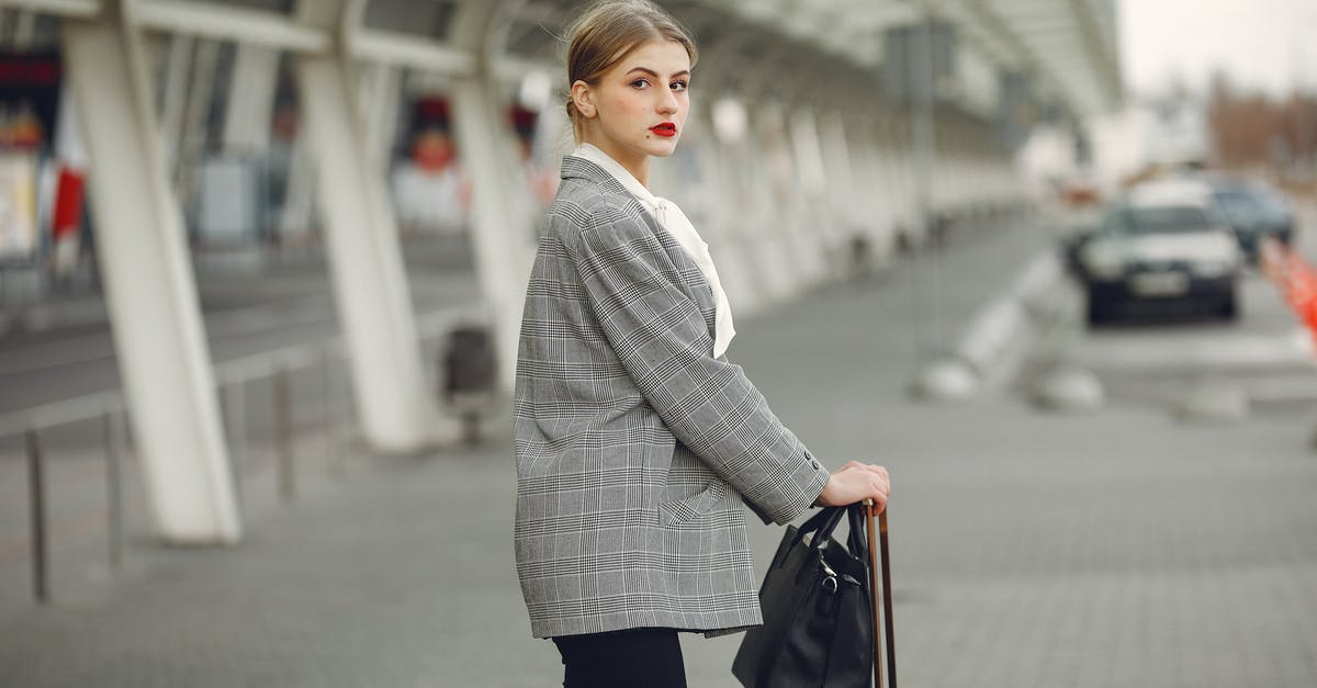 Is the Ikea Upptäcka bag accepted as cabin baggage on Ryanair flights? - Stylish young woman with suitcase near car parking in airport Is the Ikea Upptäcka bag accepted as cabin baggage on Ryanair flights? - Stylish young woman with suitcase near car parking in airport