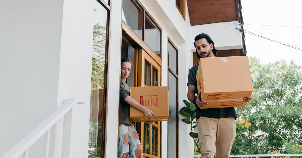 Is there a website or resource with tips of places where to leave luggage? - Couple carrying carton boxes while moving out of old home Is there a website or resource with tips of places where to leave luggage? - Couple carrying carton boxes while moving out of old home