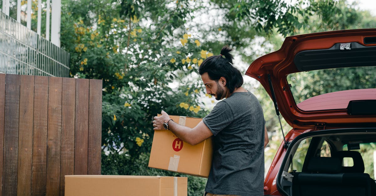 Is there a website or resource with tips of places where to leave luggage? - Young male taking boxes out of luggage boot of car Is there a website or resource with tips of places where to leave luggage? - Young male taking boxes out of luggage boot of car