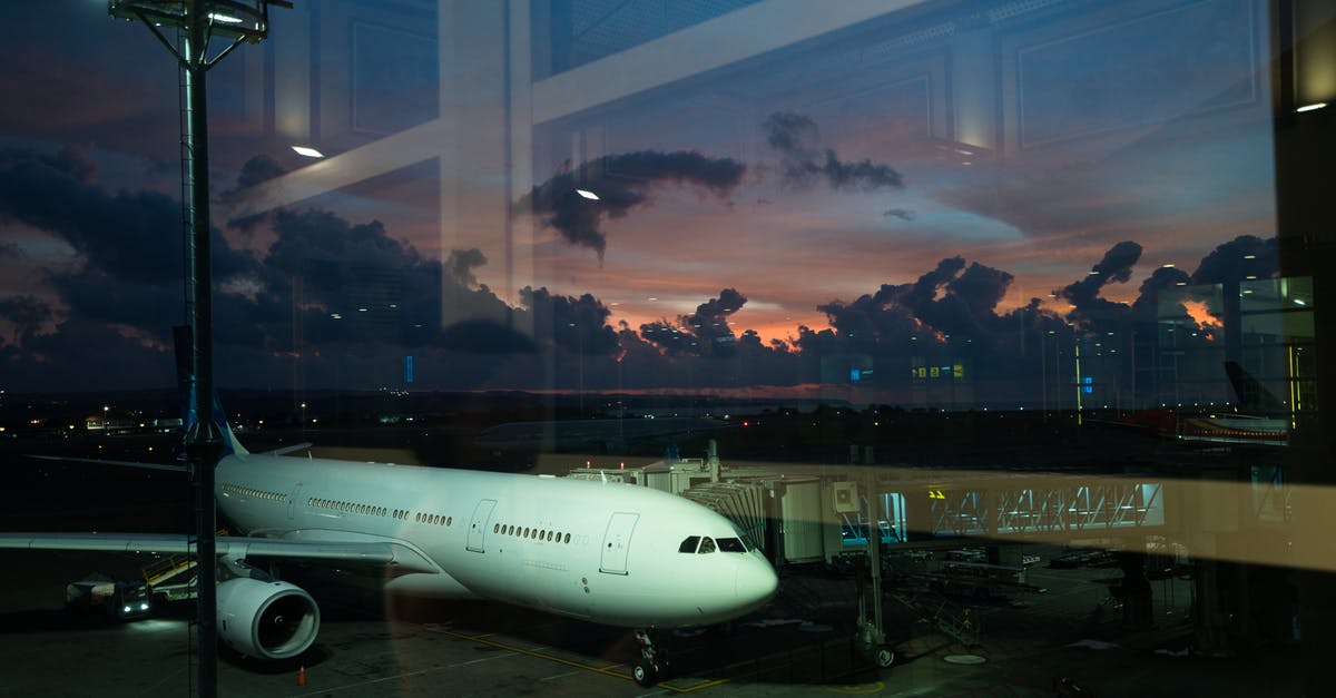 Is this connection through JFK airport doable? - Airplane connected to airport terminal with airbridge