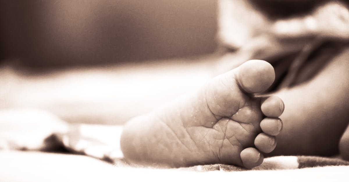 JFK vs EWR: which is better for arrival with an infant? (immigration lines etc) [closed] - Toddler's Left Foot