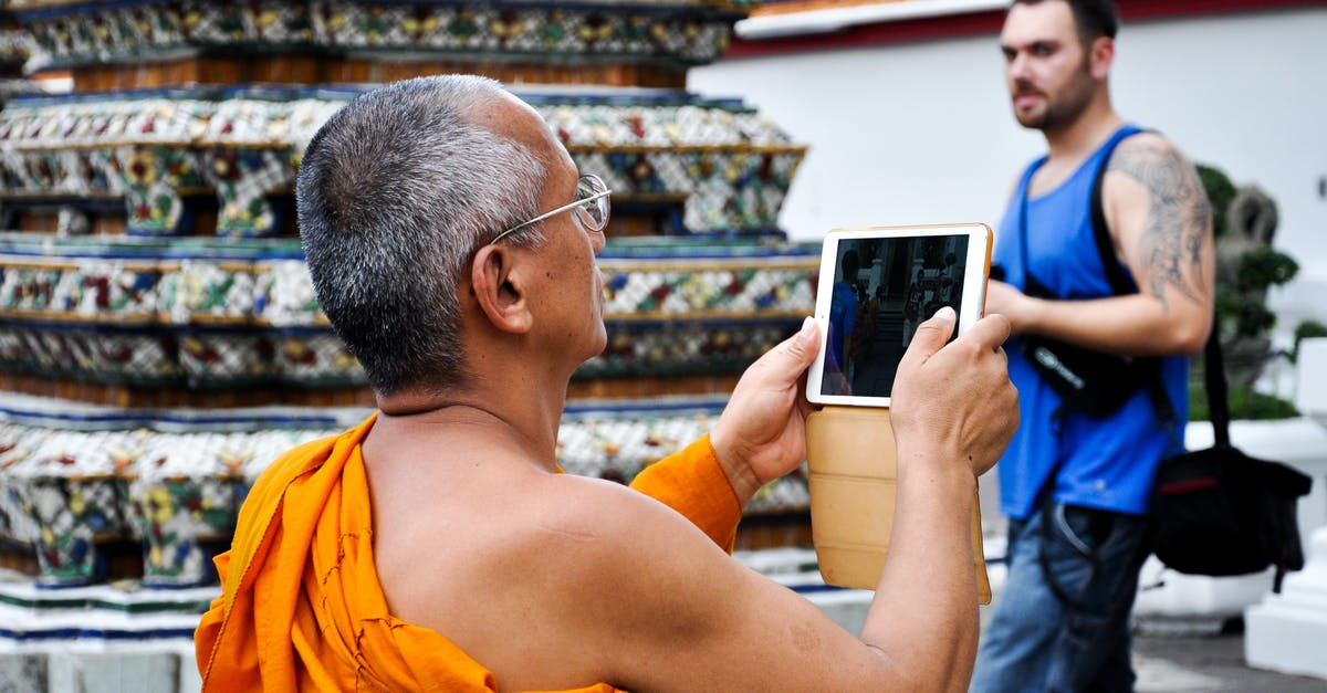 Micro SIM 3G for iPad in Vienna? - Man in Blue Shirt Holding White Smartphone Micro SIM 3G for iPad in Vienna? - Man in Blue Shirt Holding White Smartphone
