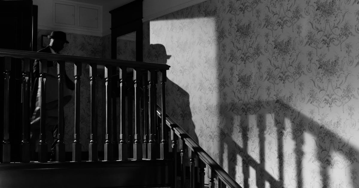 Other passports queue arriving in UK? - Photo of Man Arriving Home Other passports queue arriving in UK? - Photo of Man Arriving Home