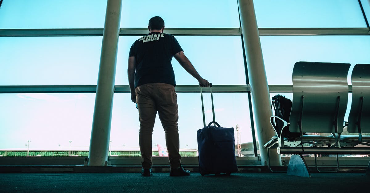 Paid lounge access at Istanbul Ataturk airport - Man Holding Luggage Bag Paid lounge access at Istanbul Ataturk airport - Man Holding Luggage Bag