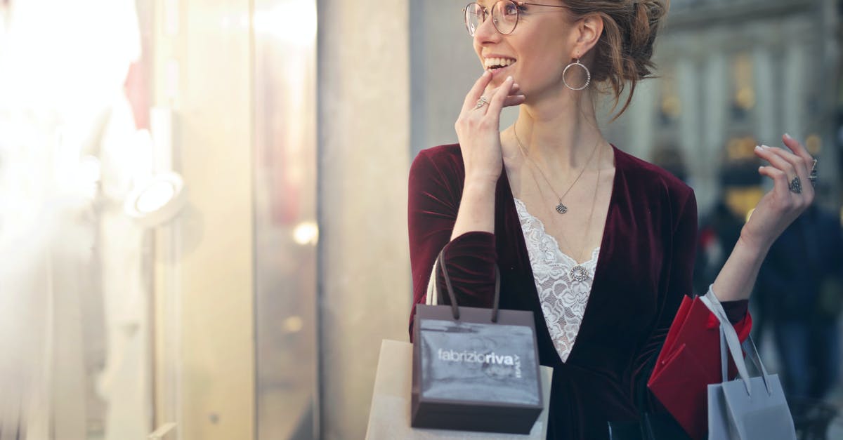 Place to store bags in Seattle for a few hours - Woman Carrying Tote Bags Place to store bags in Seattle for a few hours - Woman Carrying Tote Bags