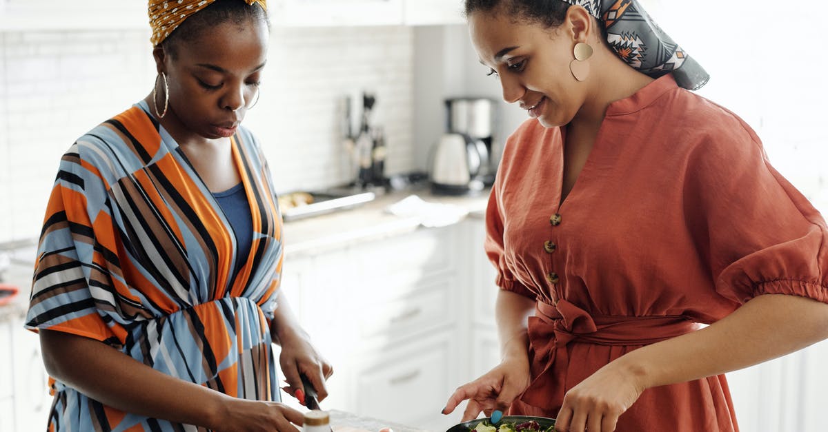 Preparing food yourself in hostels in Vienna? - Women Making a Salad Preparing food yourself in hostels in Vienna? - Women Making a Salad