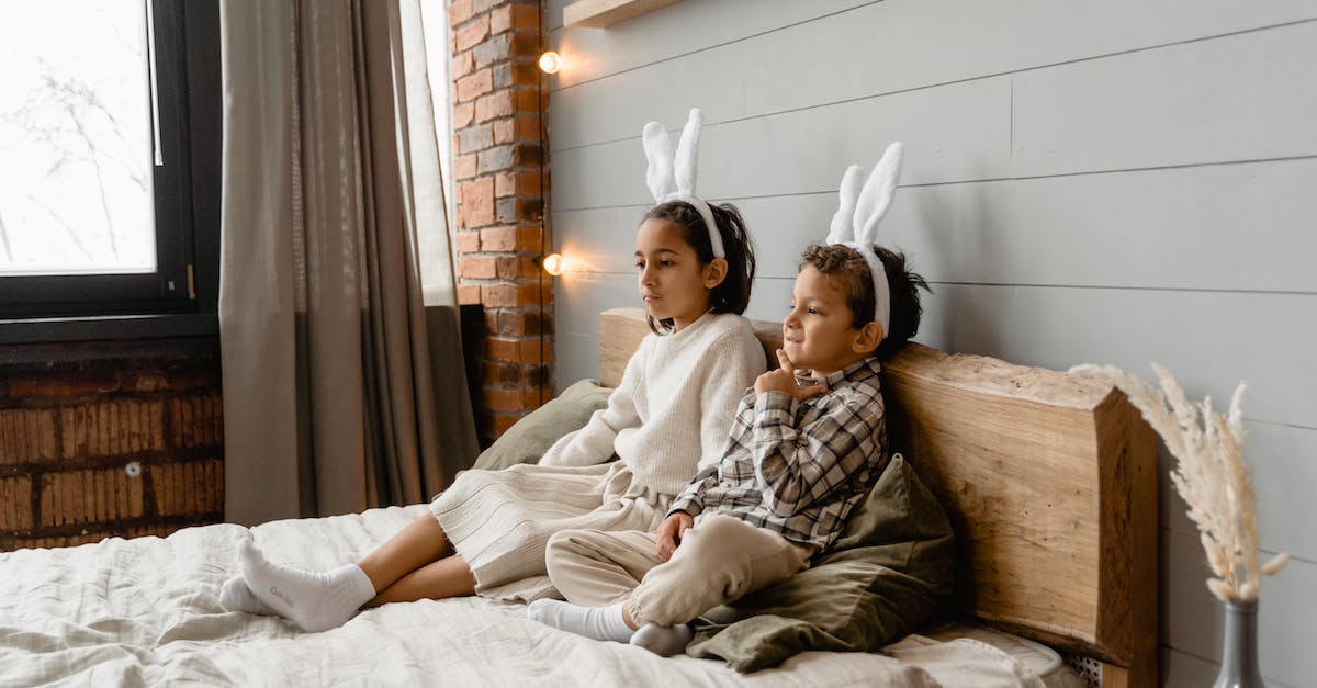 Renting a holiday house in the Riviera with a small child - Man and Woman Lying on Bed Renting a holiday house in the Riviera with a small child - Man and Woman Lying on Bed
