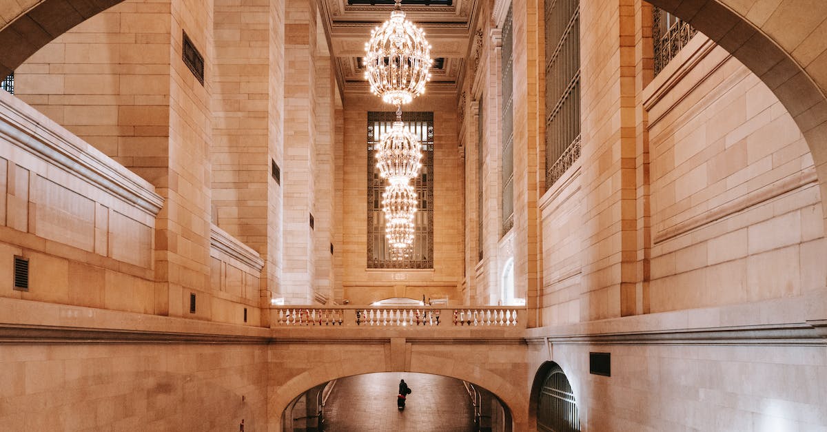 Sightseeing the USA by air [closed] - Interior of arched passage in railway terminal with chandeliers