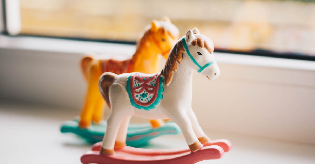Small children to see the Queen's Horse Guards in London? - Small toy horses for kids on windowsill Small children to see the Queen's Horse Guards in London? - Small toy horses for kids on windowsill