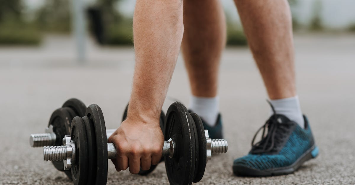 Suitcases: hard or soft? Canvas, polycarbonate or something else? - Man touching massive iron dumbbell Suitcases: hard or soft? Canvas, polycarbonate or something else? - Man touching massive iron dumbbell