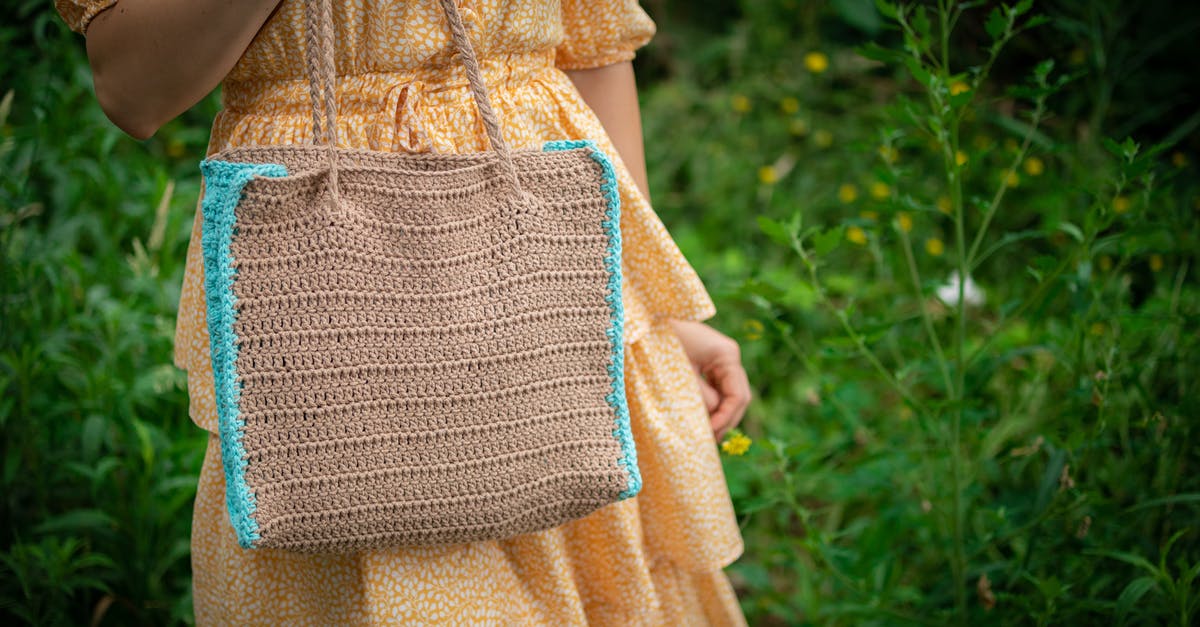 Tips to avoid forgetting a bag - Woman in Brown Dress Holding Gray and Black Sling Bag Tips to avoid forgetting a bag - Woman in Brown Dress Holding Gray and Black Sling Bag