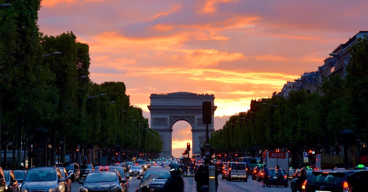 Travel time in Paris between Montparnasse and Paris St Michel - Crowded Street With Cars Along Arc De Triomphe Travel time in Paris between Montparnasse and Paris St Michel - Crowded Street With Cars Along Arc De Triomphe