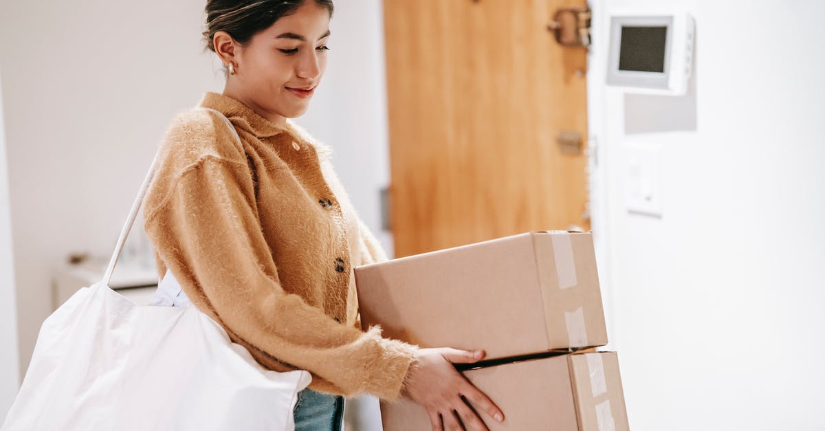 Traveling to India from the US via Dubai with a Cardboard Box as Check-in Bag - Smiling woman with shopping bag and packed goods Traveling to India from the US via Dubai with a Cardboard Box as Check-in Bag - Smiling woman with shopping bag and packed goods